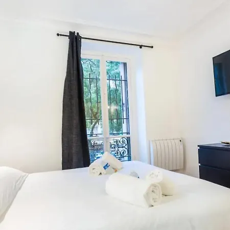 Lovely 4 Bedroom Luxury Apartment *