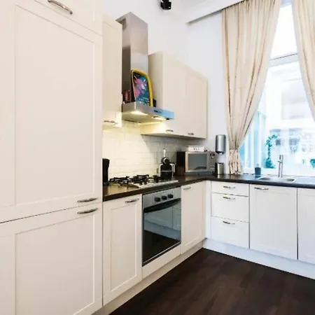 Lovely 4 Bedroom Luxury Apartment Διαμέρισμα